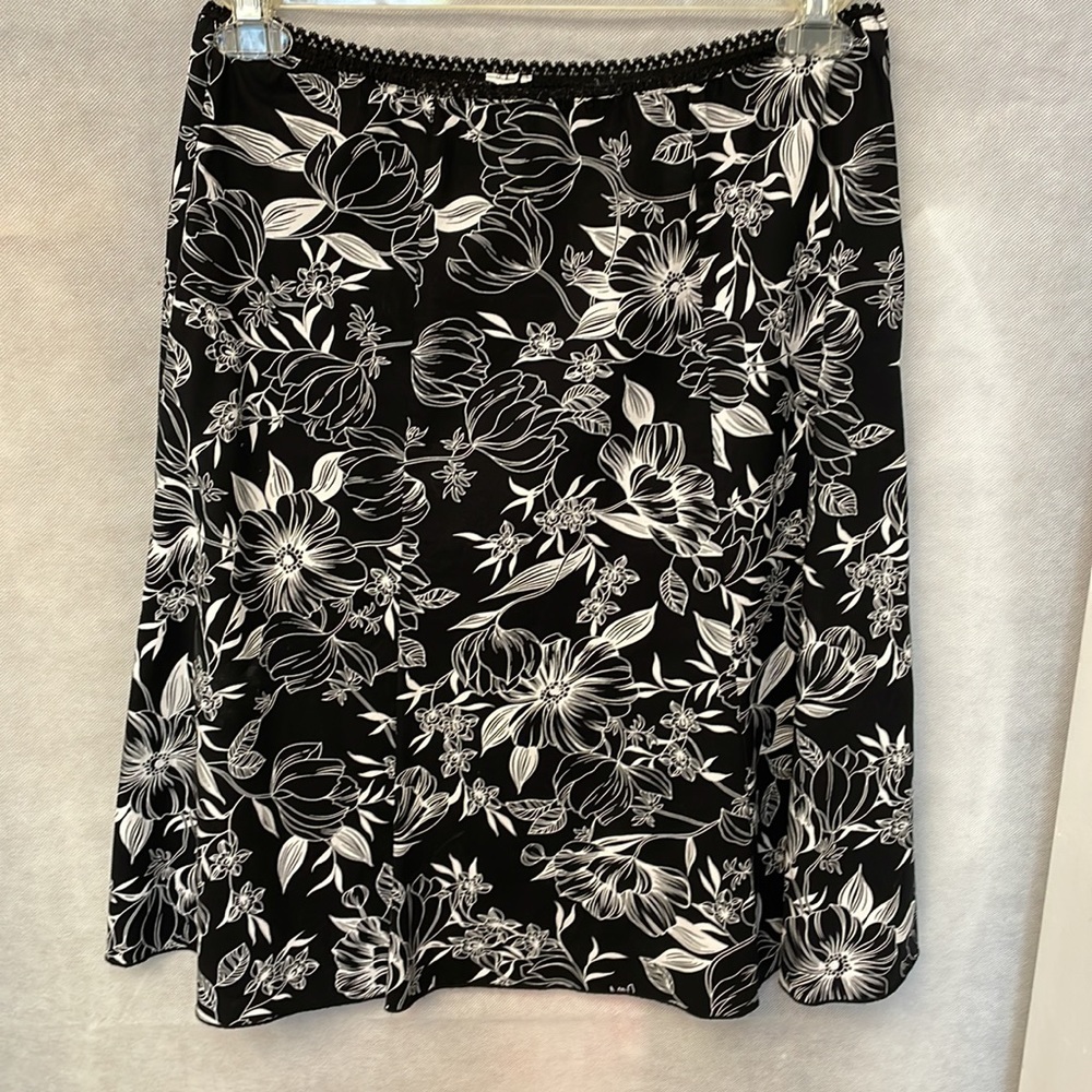 Super cute black& white skirt.  Size 10-12 approx
